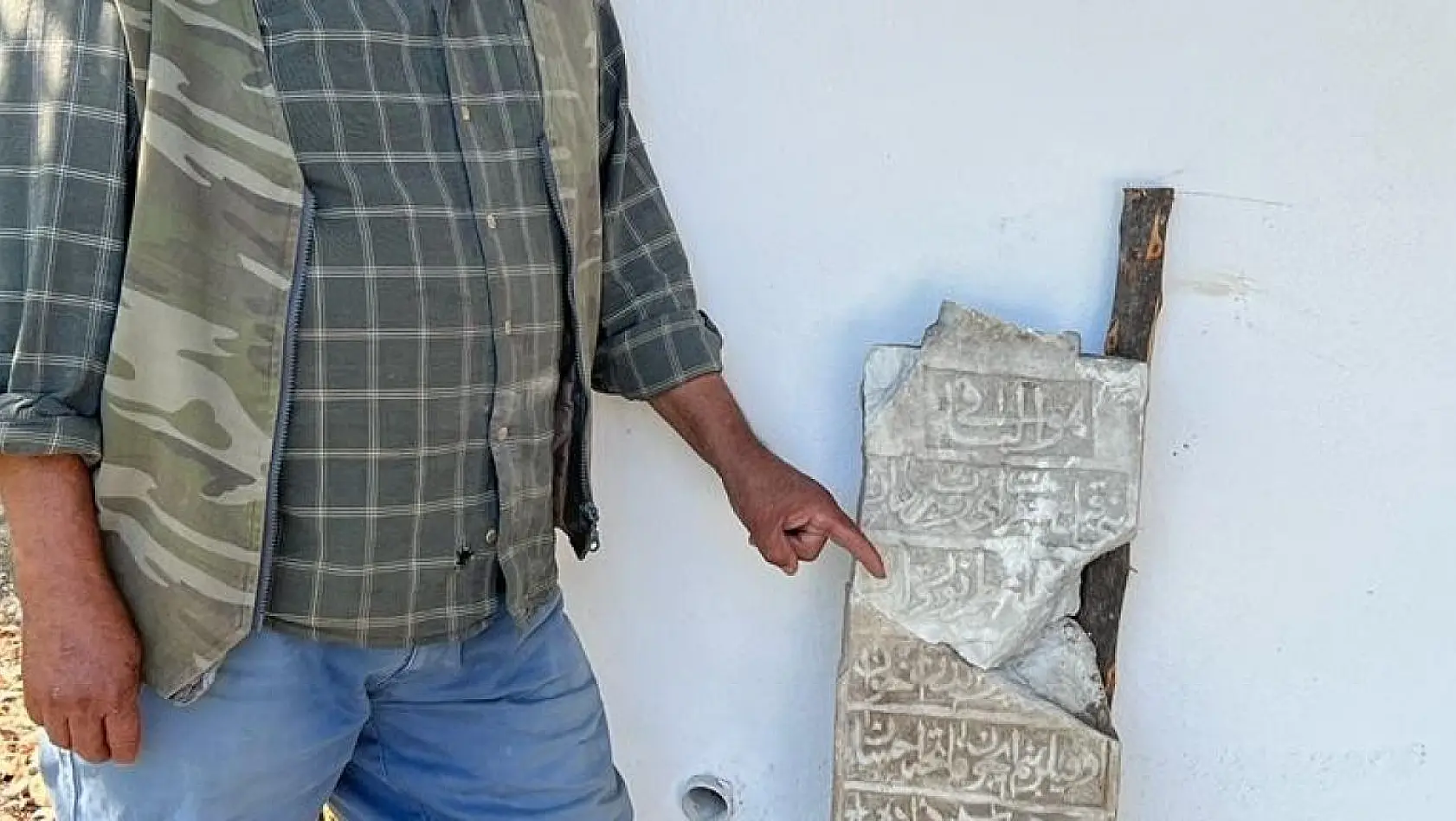 Köyceğiz'de çöplüğe atılmış 200 yıllık mezar taşı bulundu