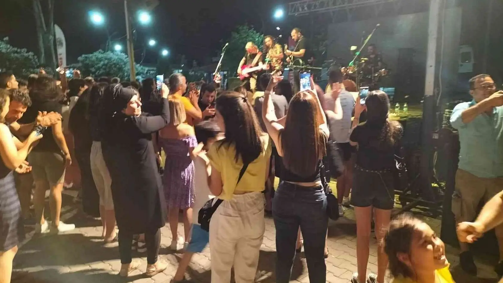Köyceğiz'de Necati ve Saykolar'dan unutulmaz bir  konser