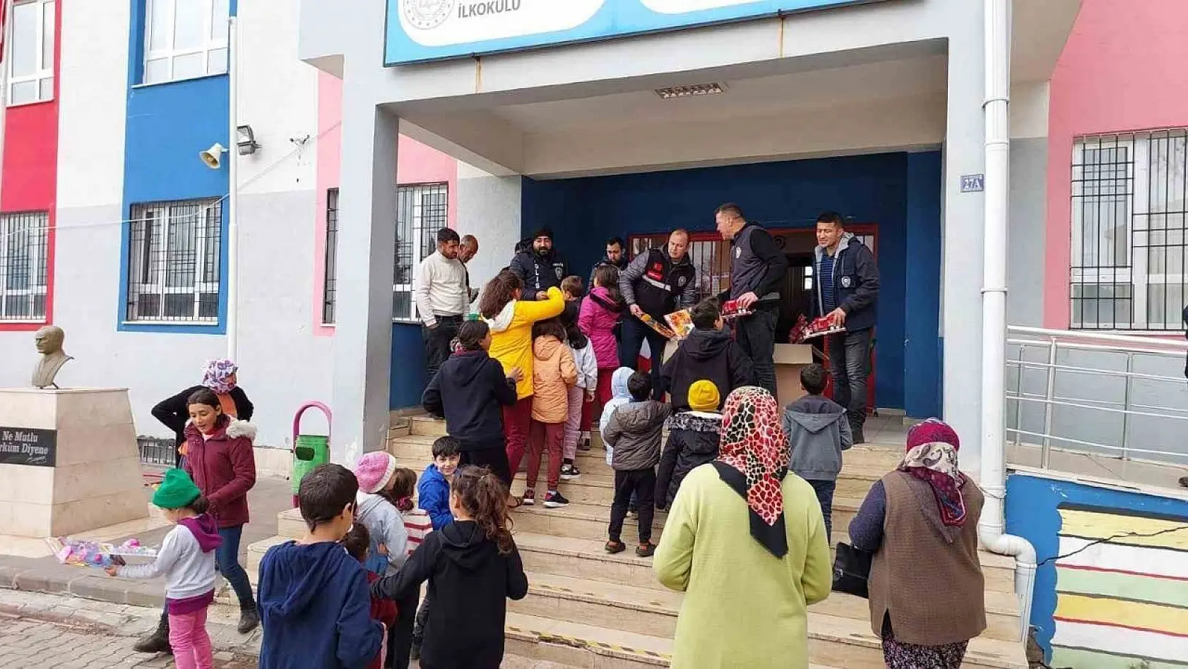 Köyceğiz polisi Kahramanmaraş'taki çocuklara hediye dağıttı