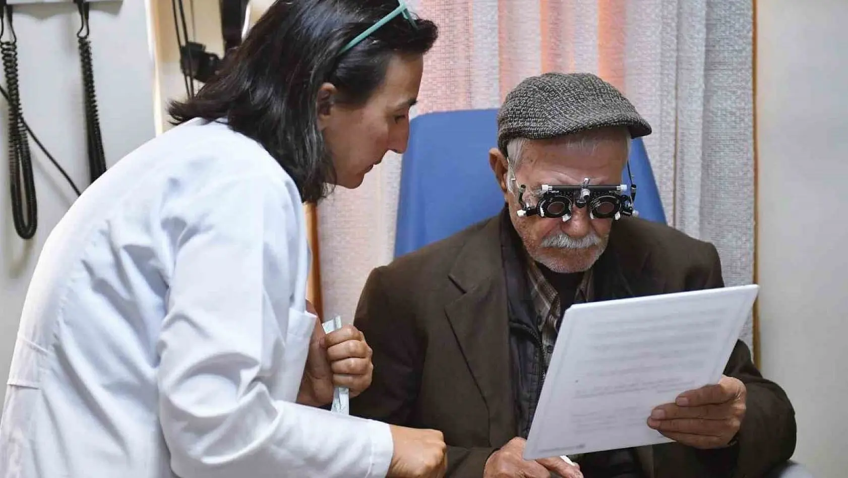 Kulakları duymayan 86 yaşındaki Cemil amca Eşrefpaşa Hastanesi'nde tedavi oldu
