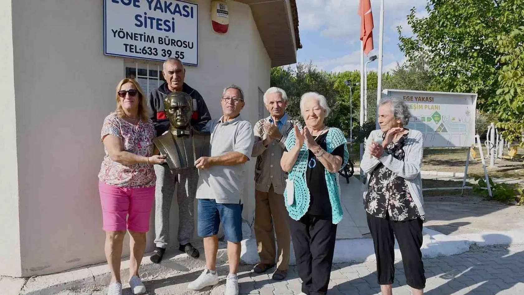 Kuşadası Belediyesi, iki siteye Atatürk Büstü hediye etti