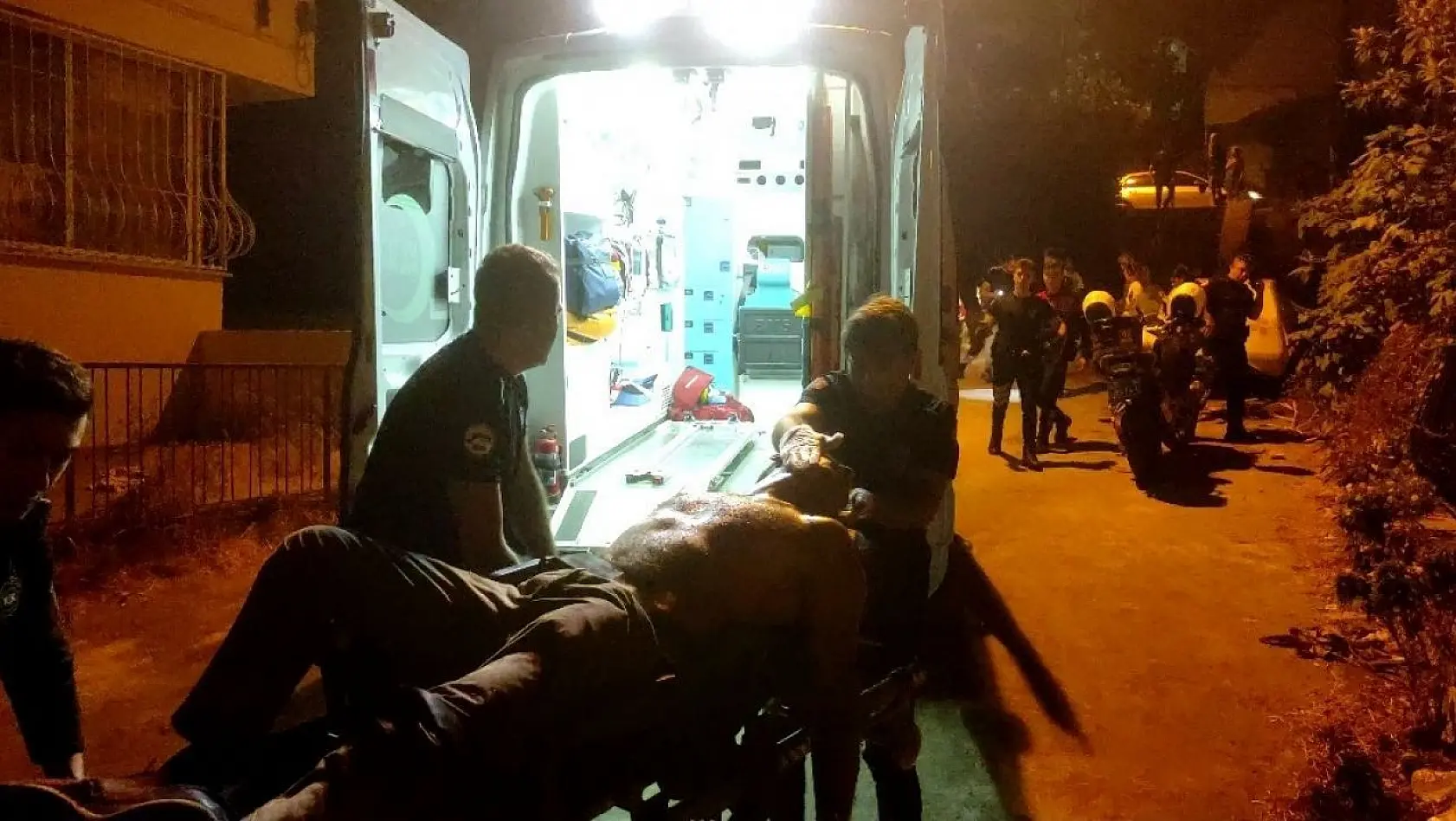 Kuşadası'nda 1 kişi silahla vurularak yaralandı