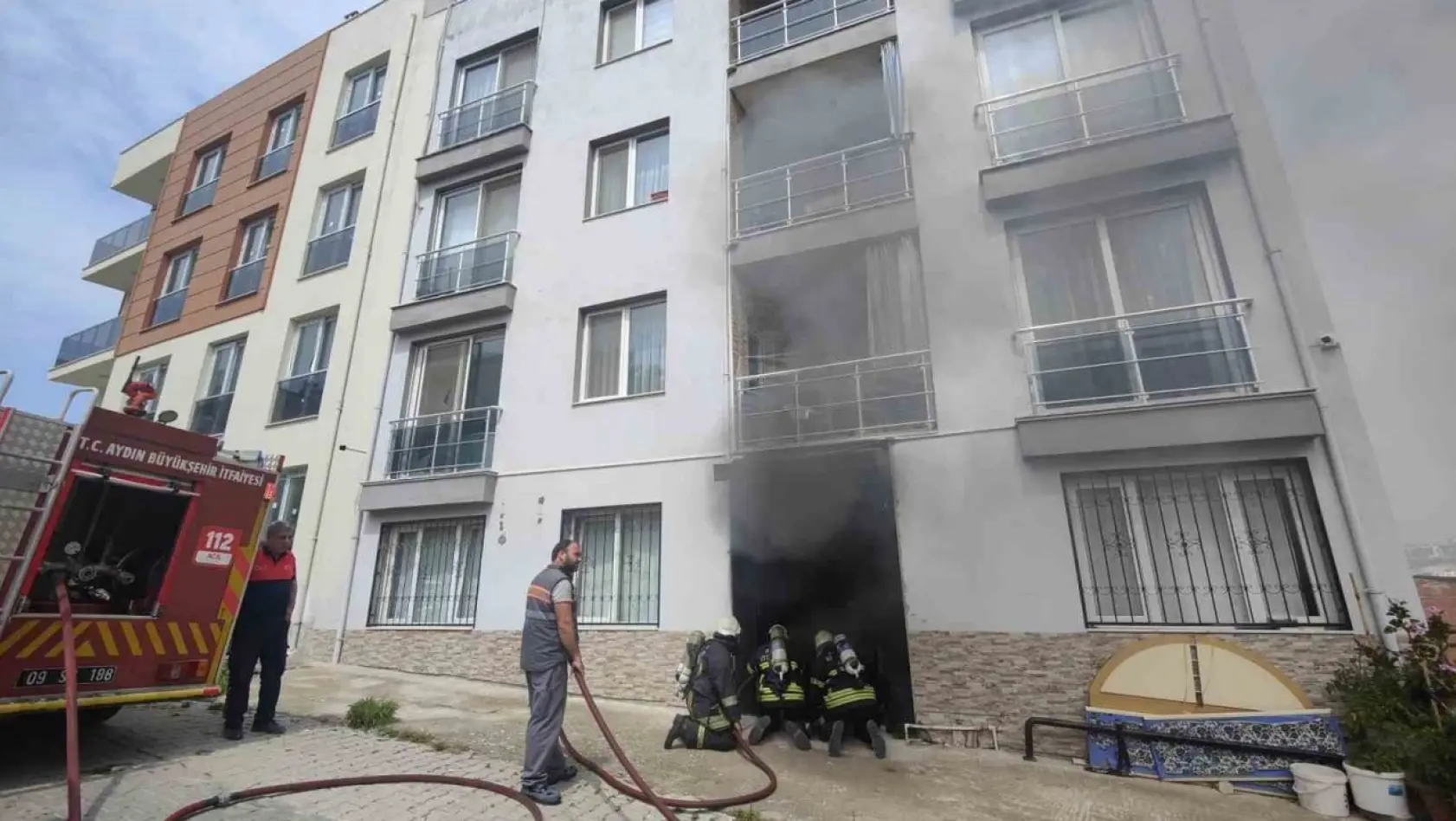 Kuşadası'nda ev yangını: 4 kişi dumandan etkilendi