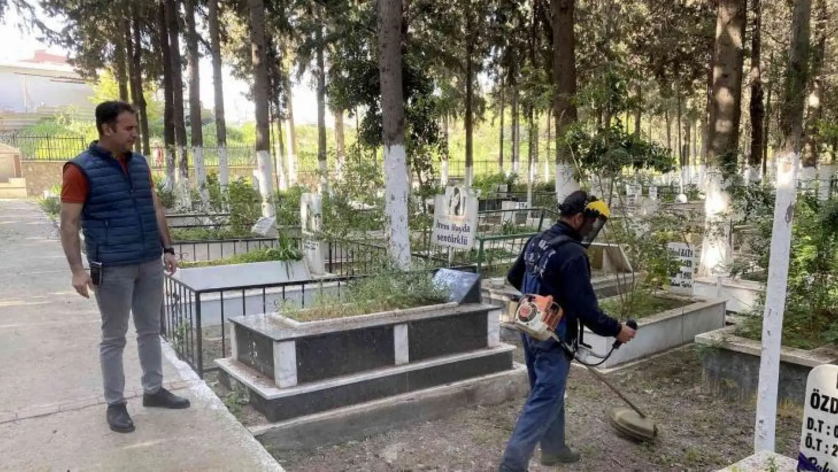 Kuşadası'nda mezarlıklar bayram ziyaretine hazır