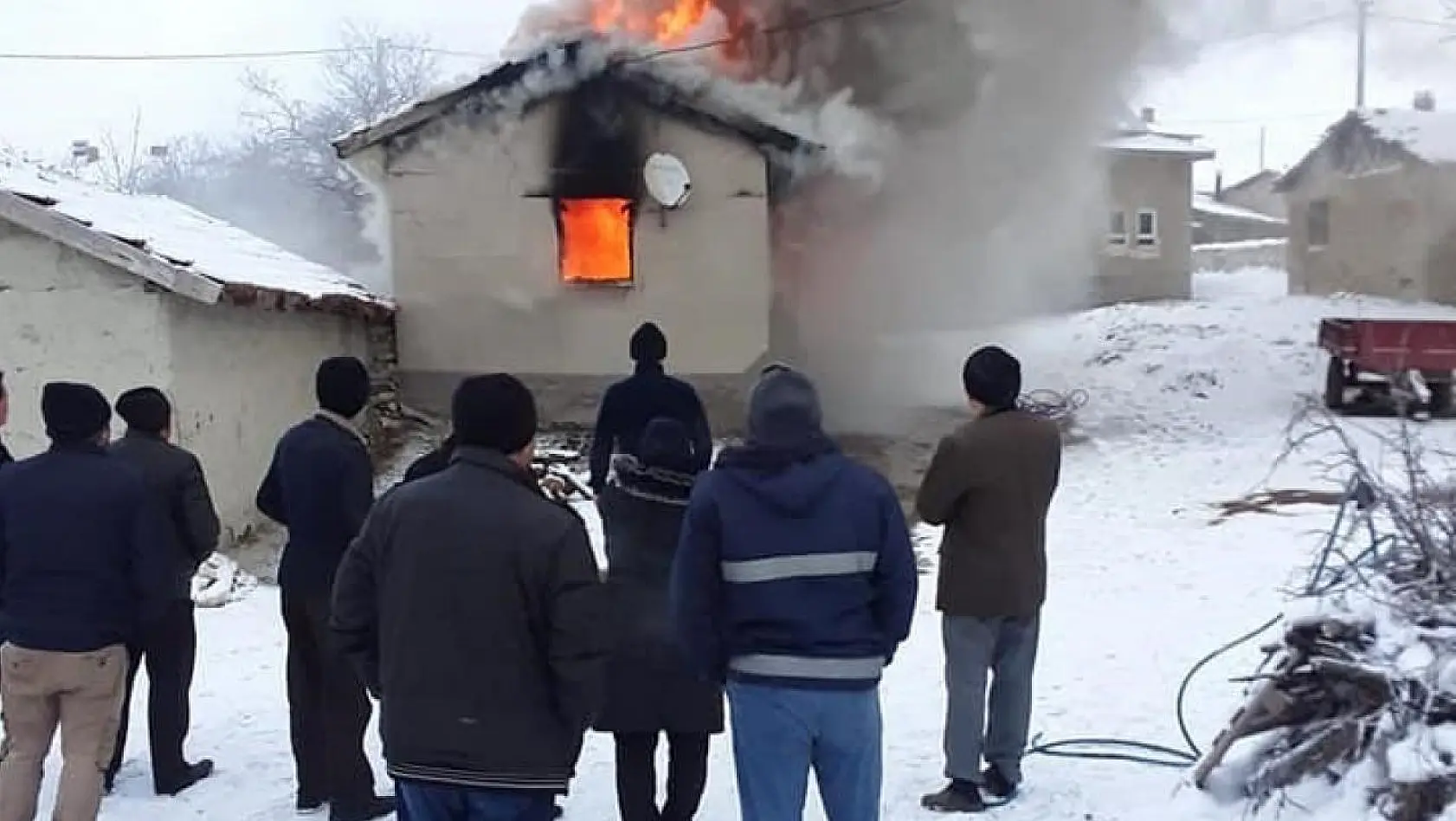 Kütahya'da 'Köy odası' alev alev yandı