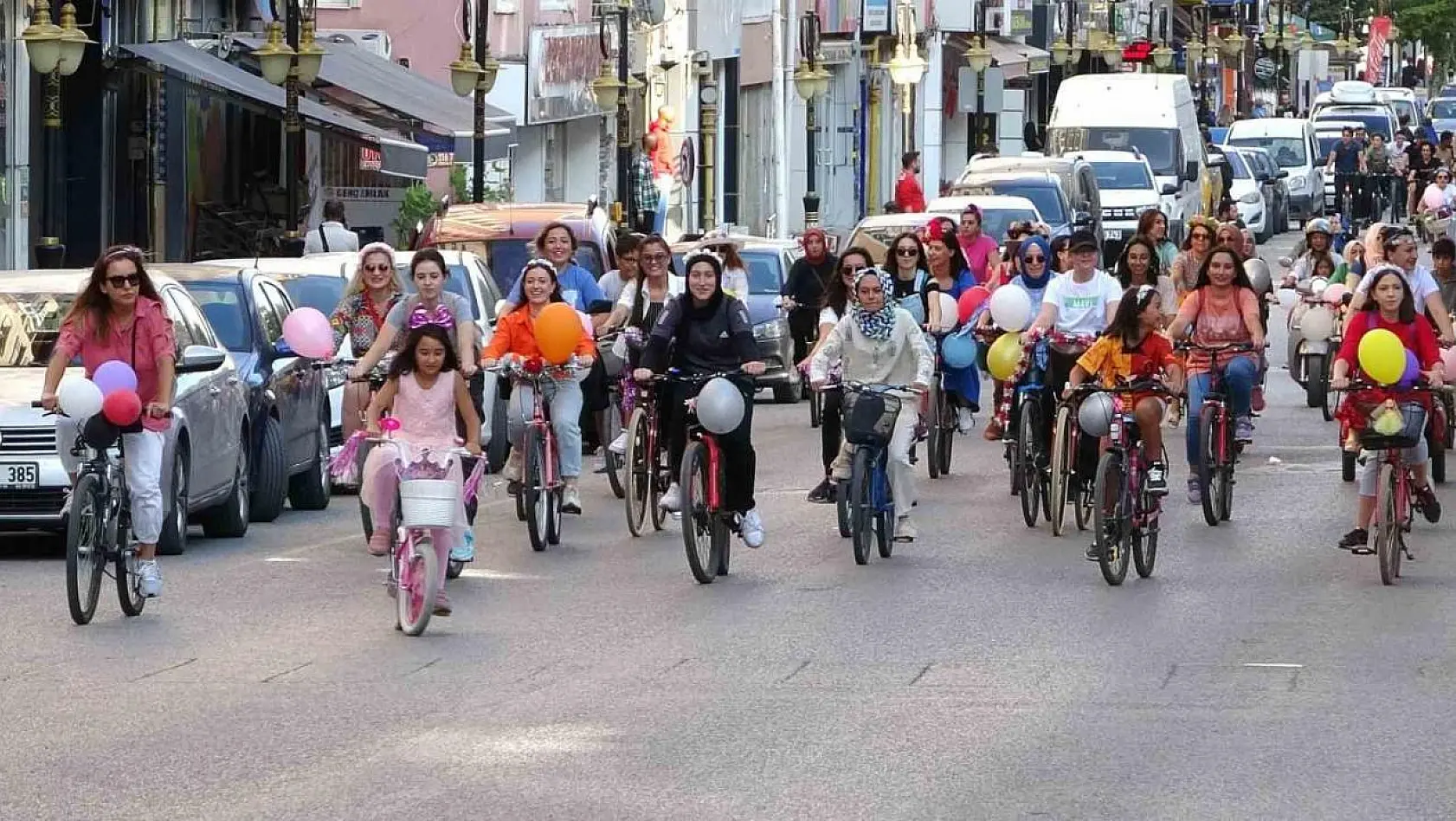 Kütahya'da 'Süslü Kadınlar Bisiklet Turu' etkinliği renkli görüntülere sahne oldu