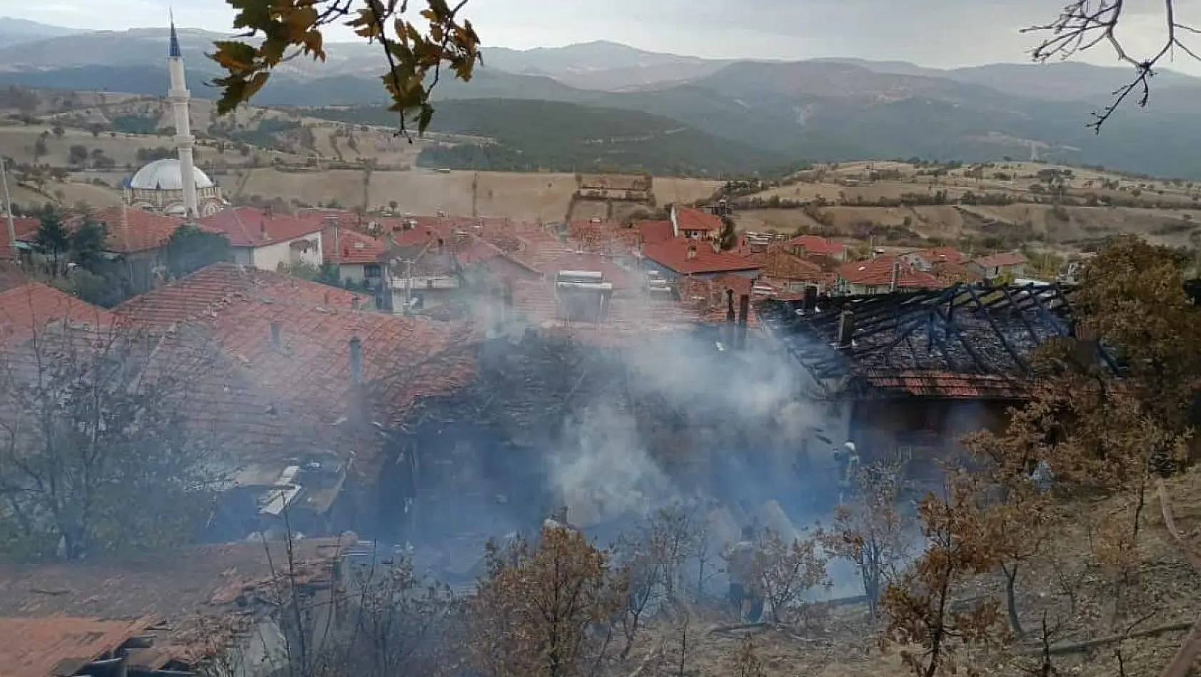 Kütahya'da 2 ev yandı, bir itfaiye eri dumandan etkilendi