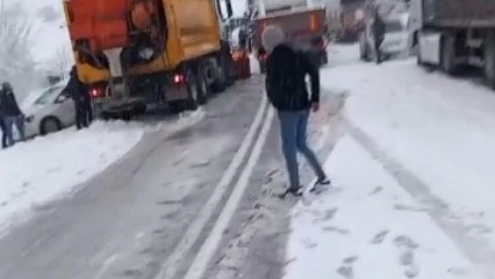 Kütahya'da kar yağışı etkili oldu, trafikte aksamalar yaşandı