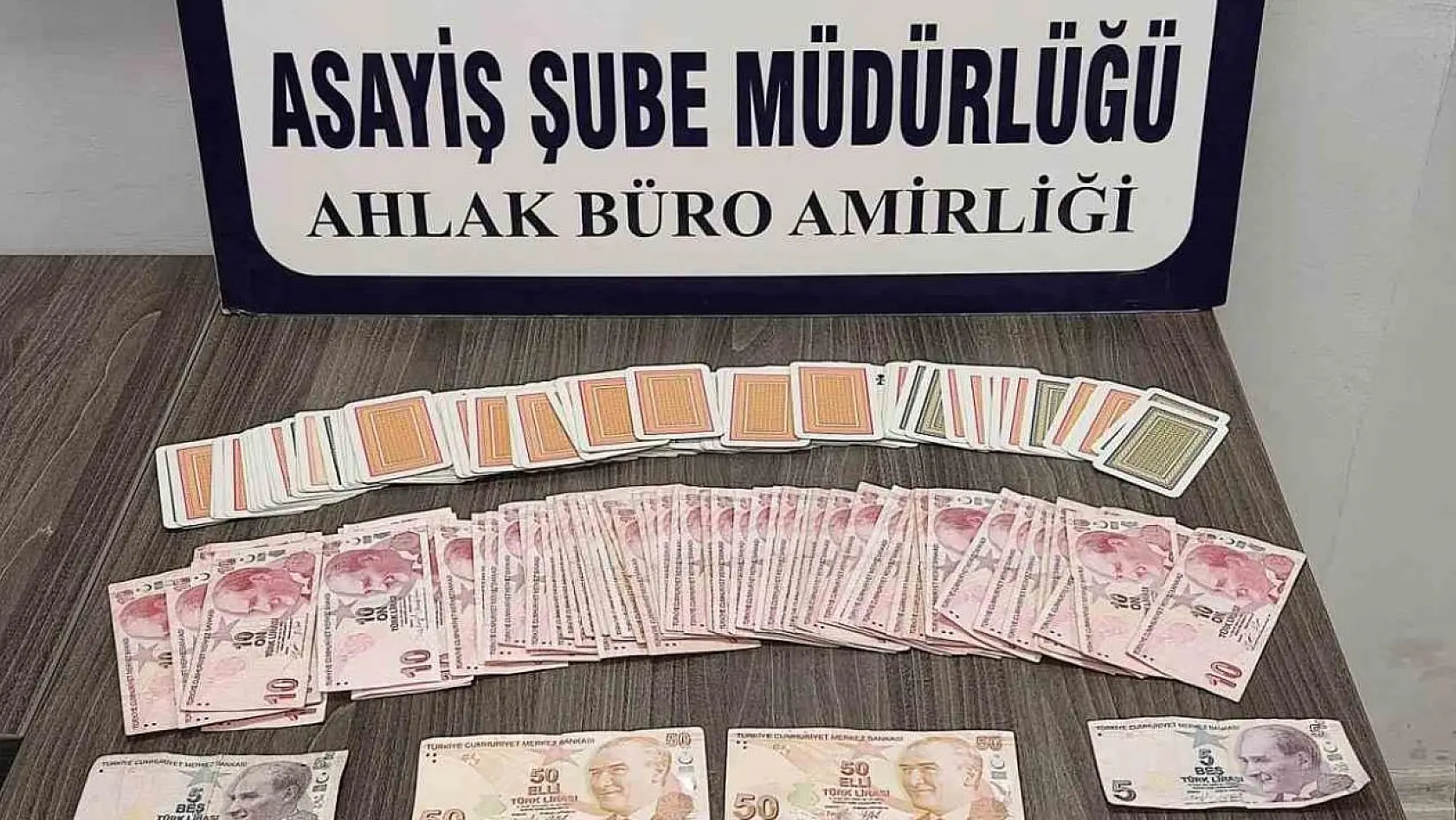 Kütahya'da kumar oynayan 6 şahsa idari para cezası