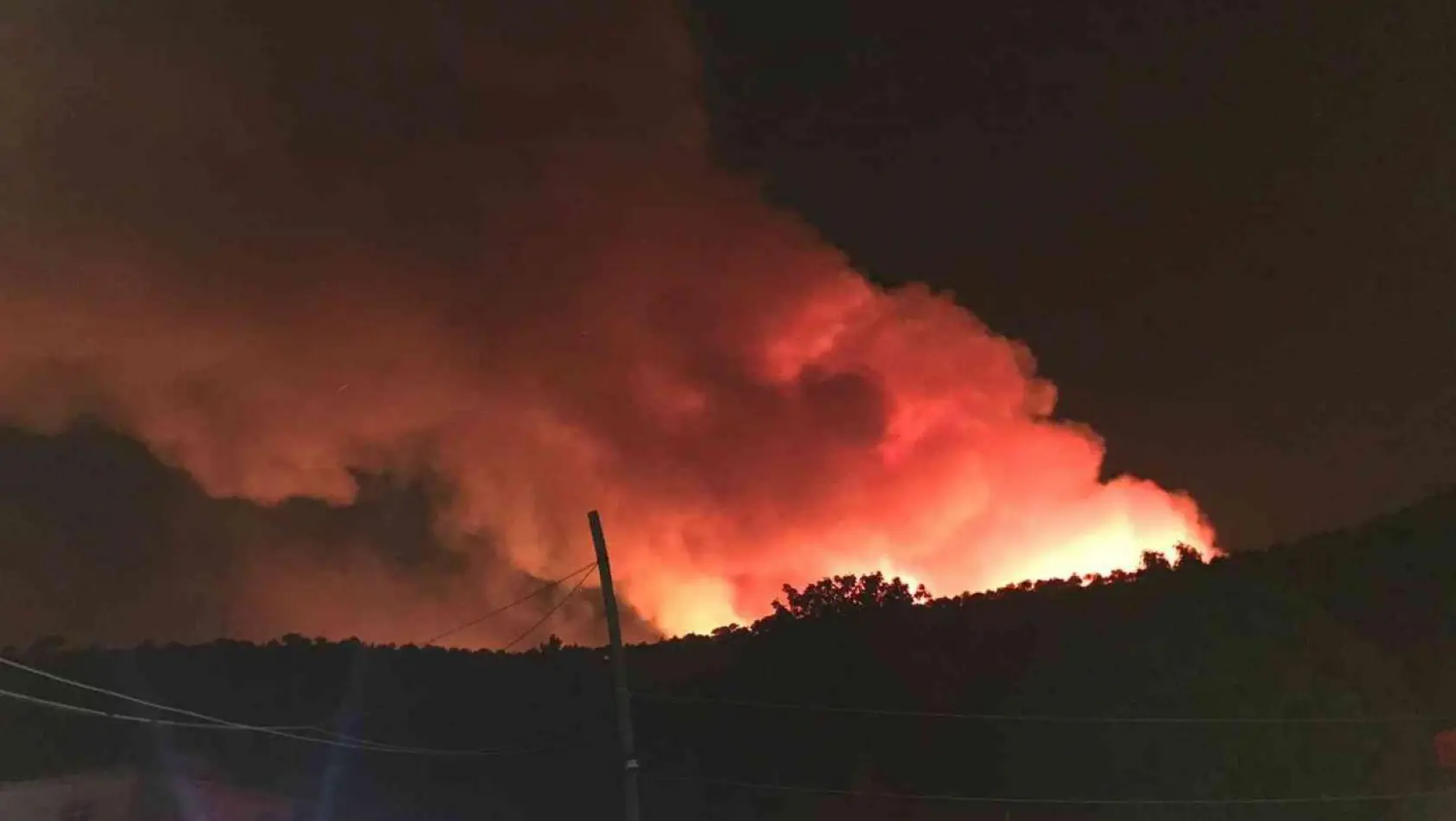 Kütahya'da orman yangınını söndürme çalışmaları devam ediyor