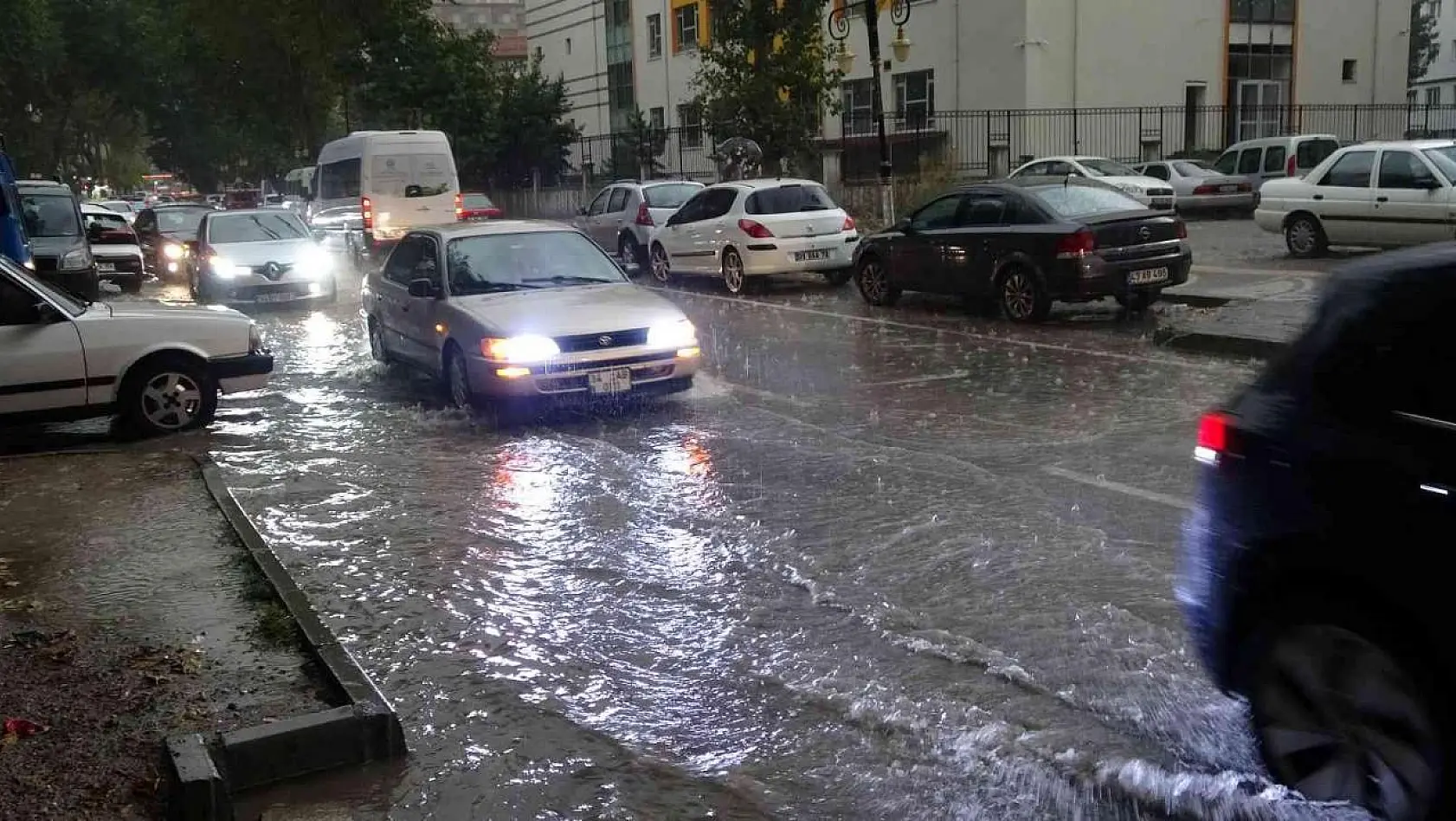 Kütahya'da sağanak yağış sürücülere zor anlar yaşattı