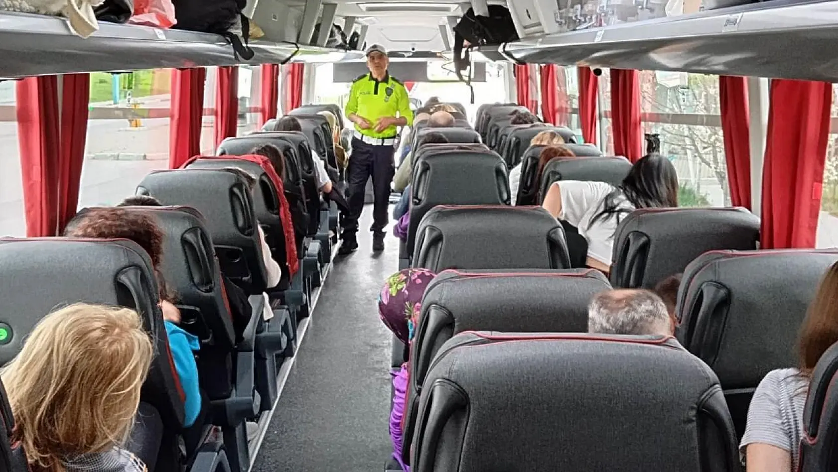 Kütahya'da sürücü ve yolcular emniyet kemeri ve çocuk koltuğu konusunda bilgilendirildi