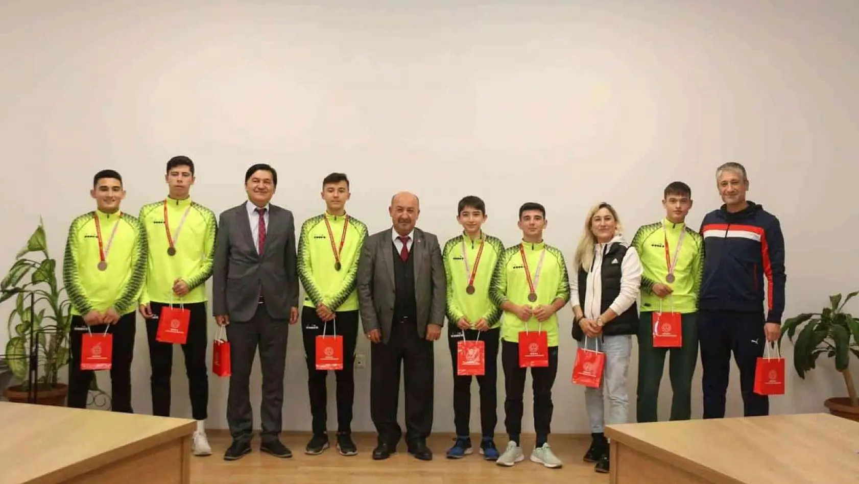 Kütahya'dan iki okul takımı Kros Türkiye Şampiyonası'na katılma hakkı kazandı