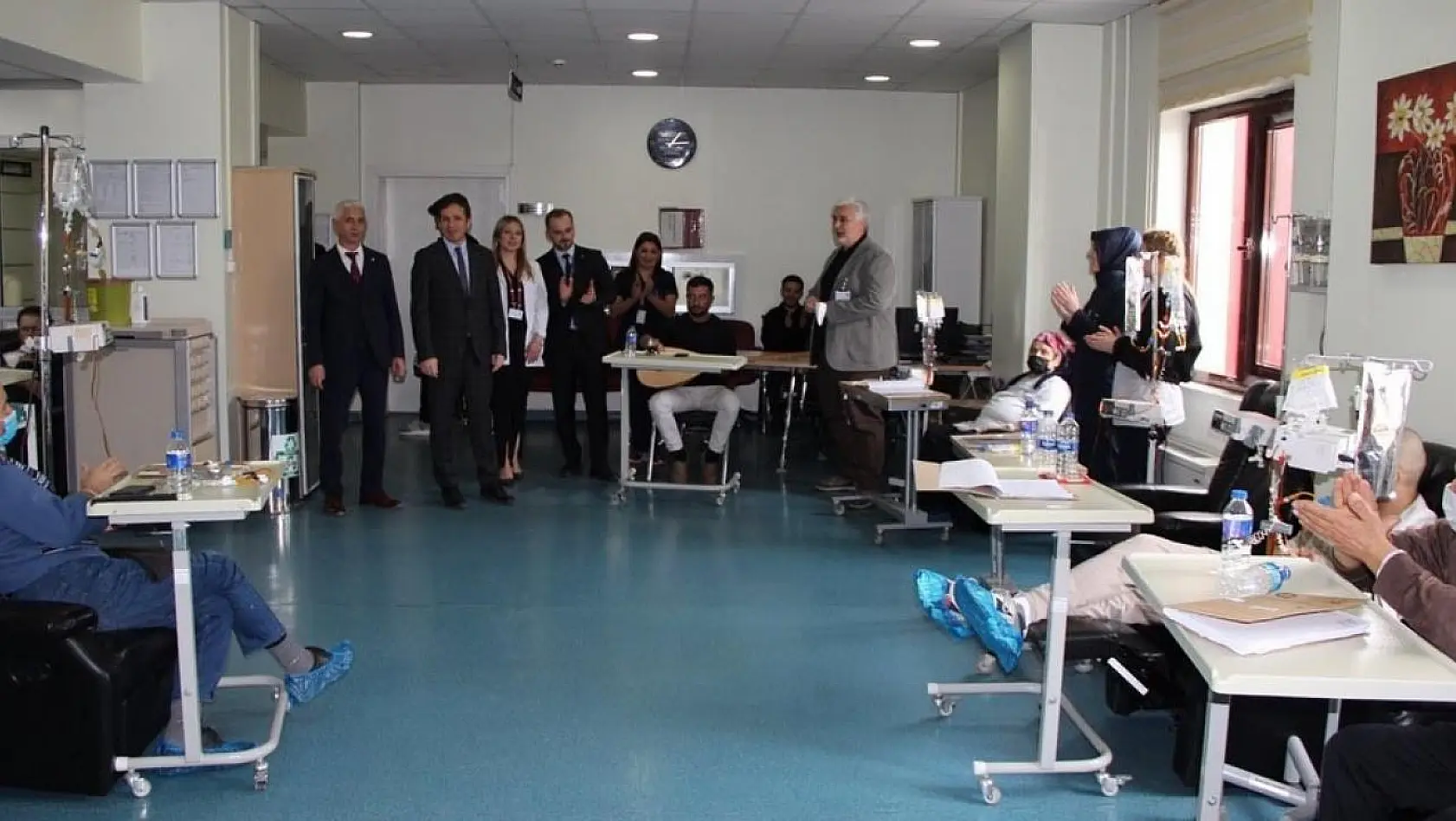 Kütahya Evliya Çelebi Hastanesi'nde hastalara müzik dinletisi