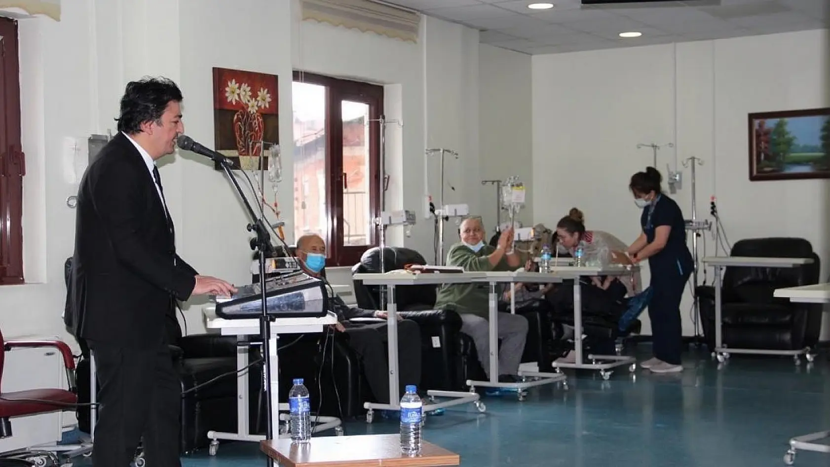 Kütahya Evliya Çelebi Hastanesi'nde kemoterapi hastalarına müzik dinletisi