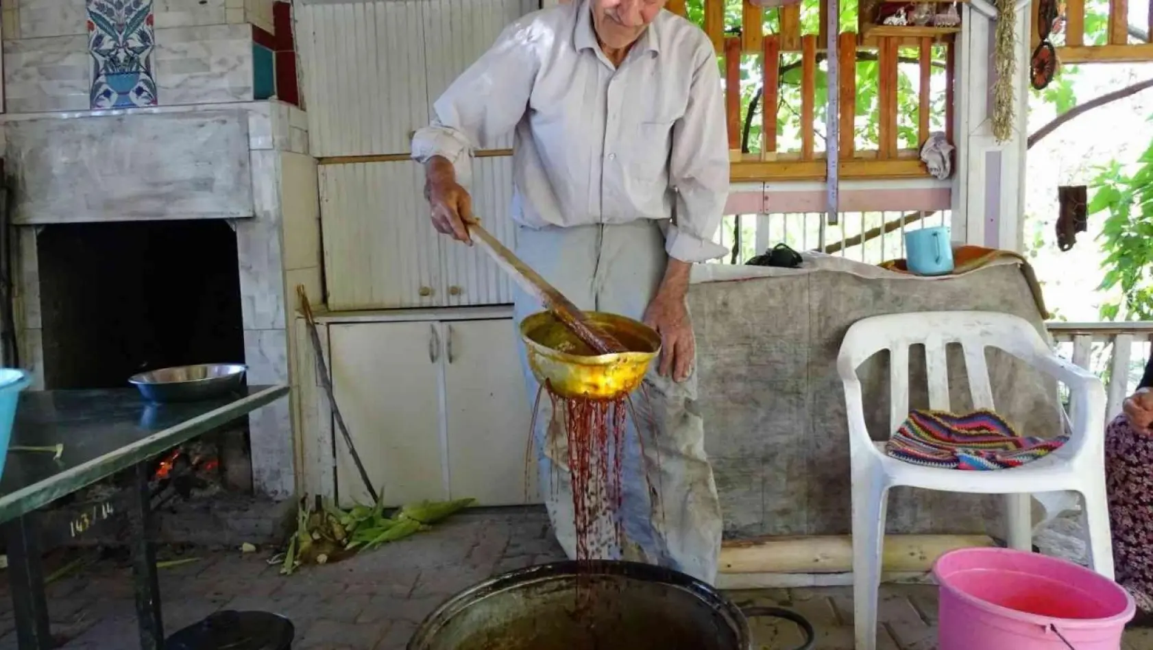 Kütahya Hisarcık'ta eski usulle üzüm pekmezi yapımı
