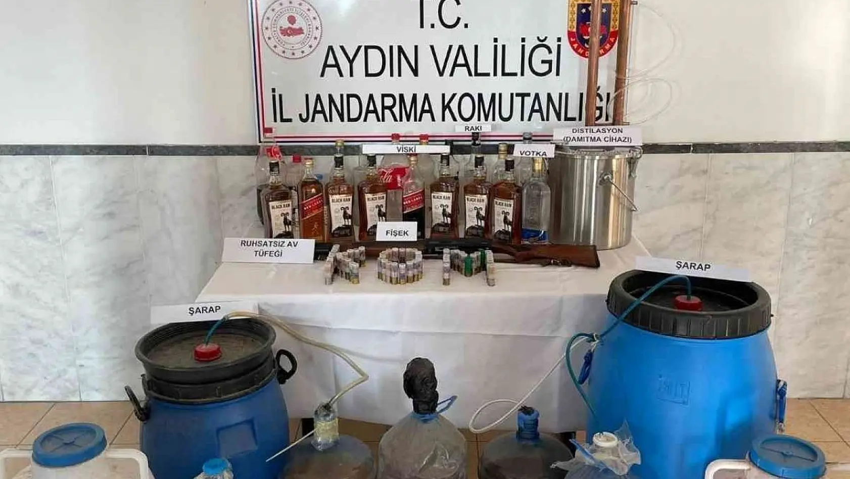 Kuyucak'ta kaçak alkol imalathanesine baskın: 5 gözaltı