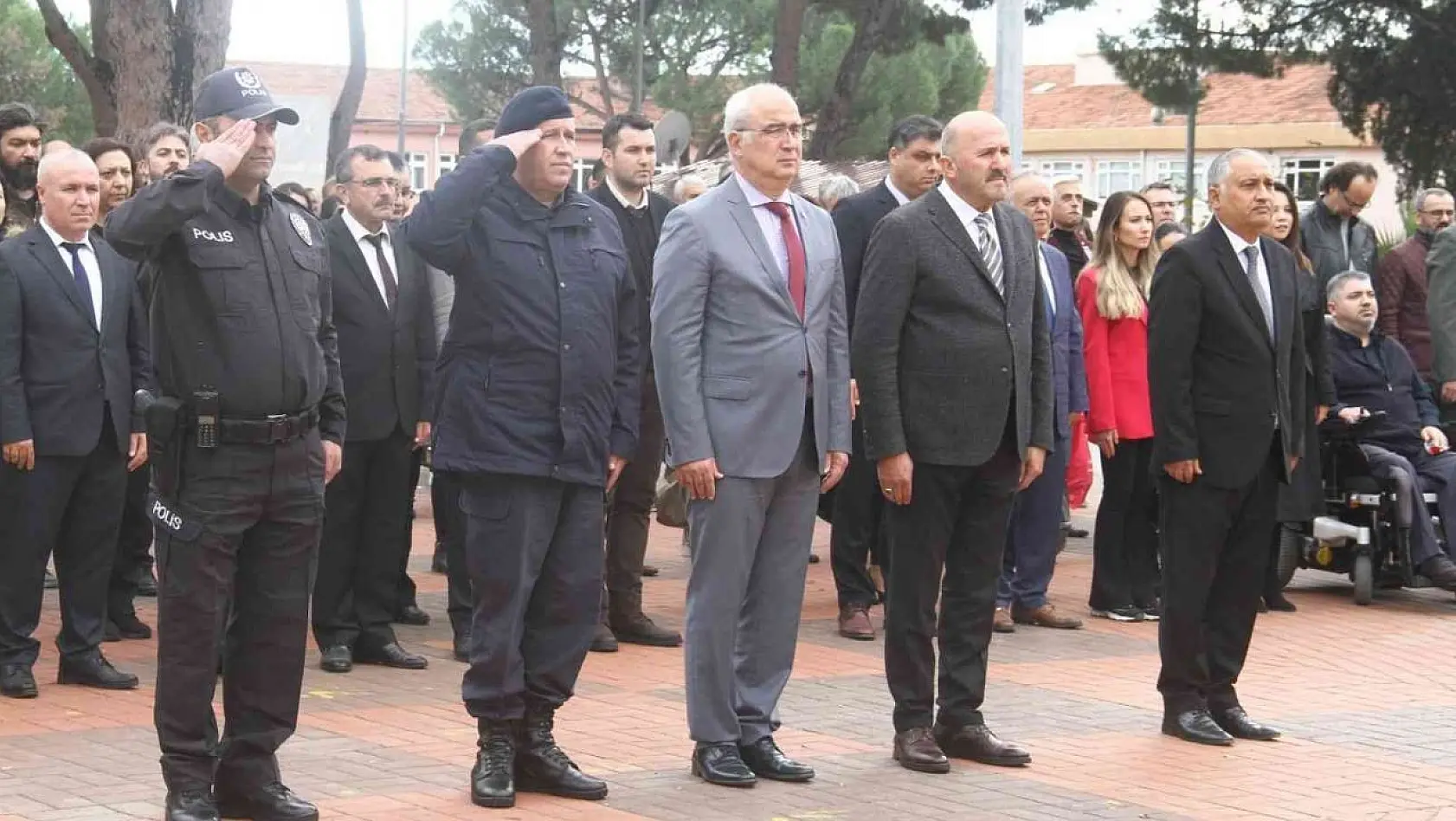 Kuyucak'ta Öğretmenler Günü düzenlenen tören ile kutlandı