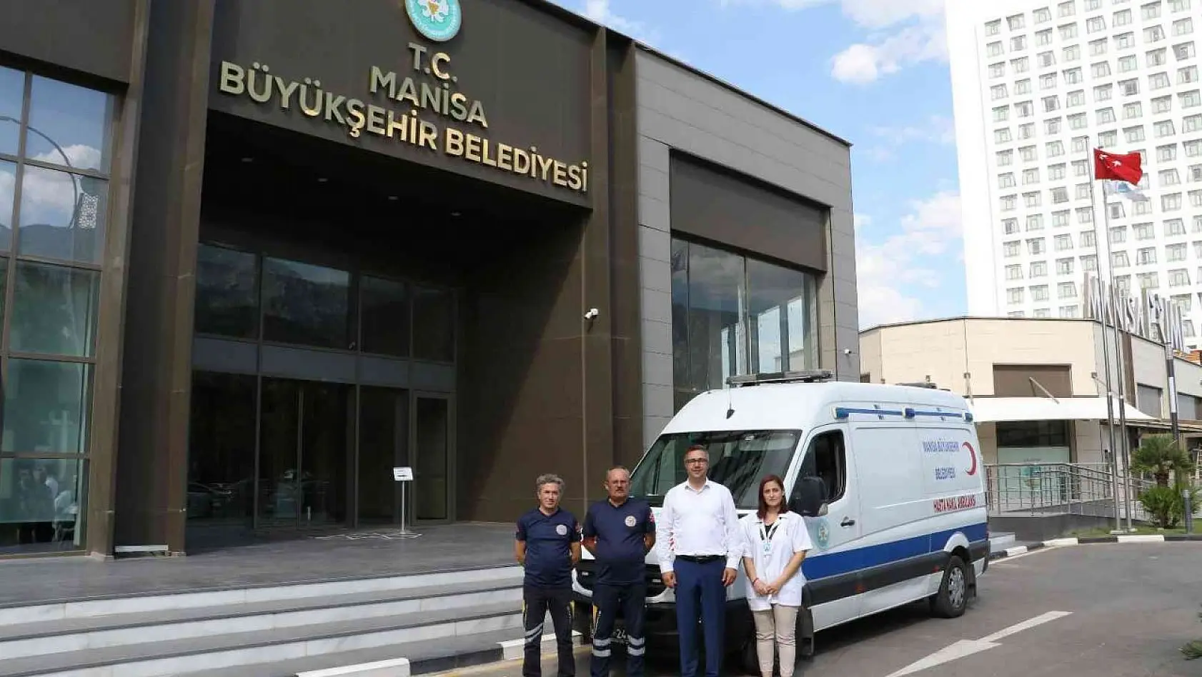 Manisa Büyükşehir Belediyesinin nakil ambulansı hastaların yanında