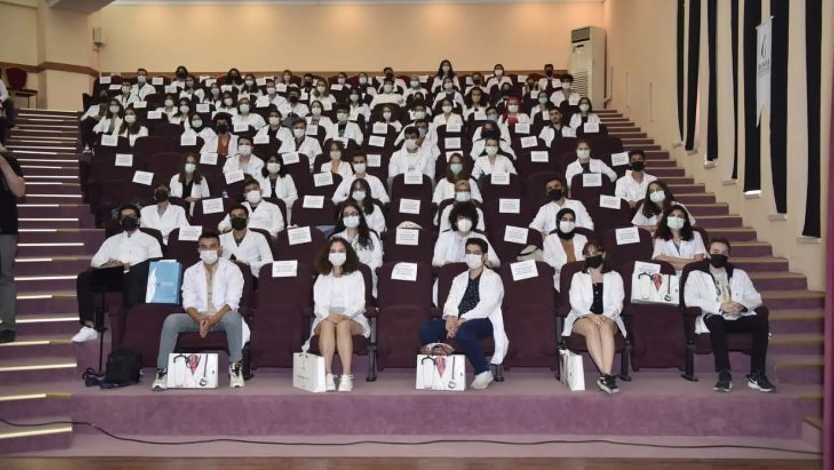 Manisa CBÜ Tıp Fakültesi 'Beyaz önlük giyme töreni' gerçekleştirildi