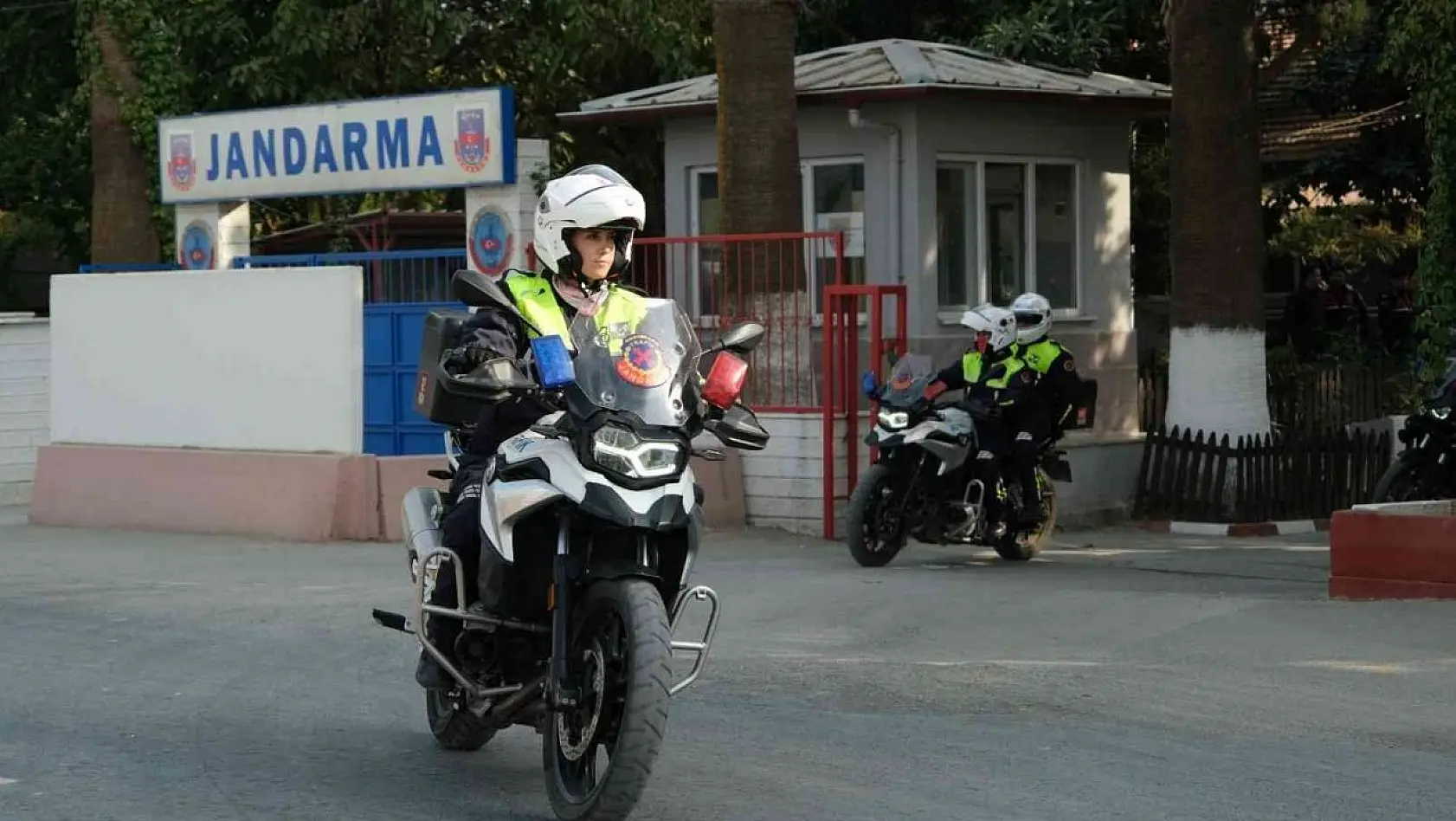 Manisa'da çalıntı ve arama kayıtlı motosikletler jandarmaya yakalandı