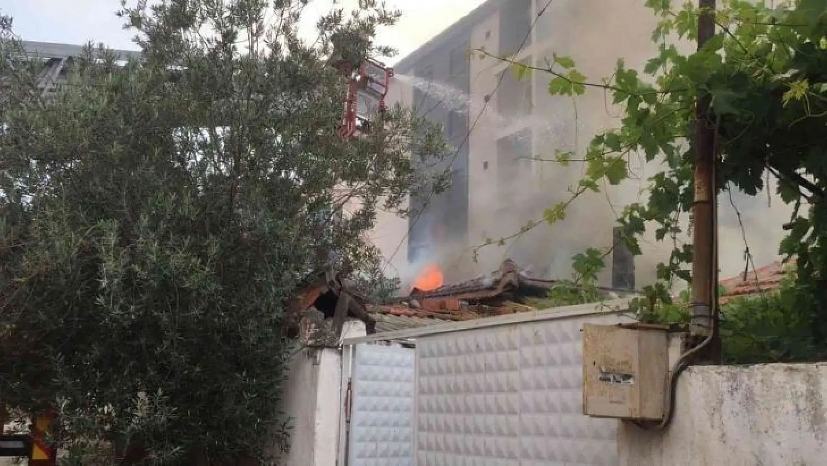 Manisa'da ev yangını: 1 yaralı
