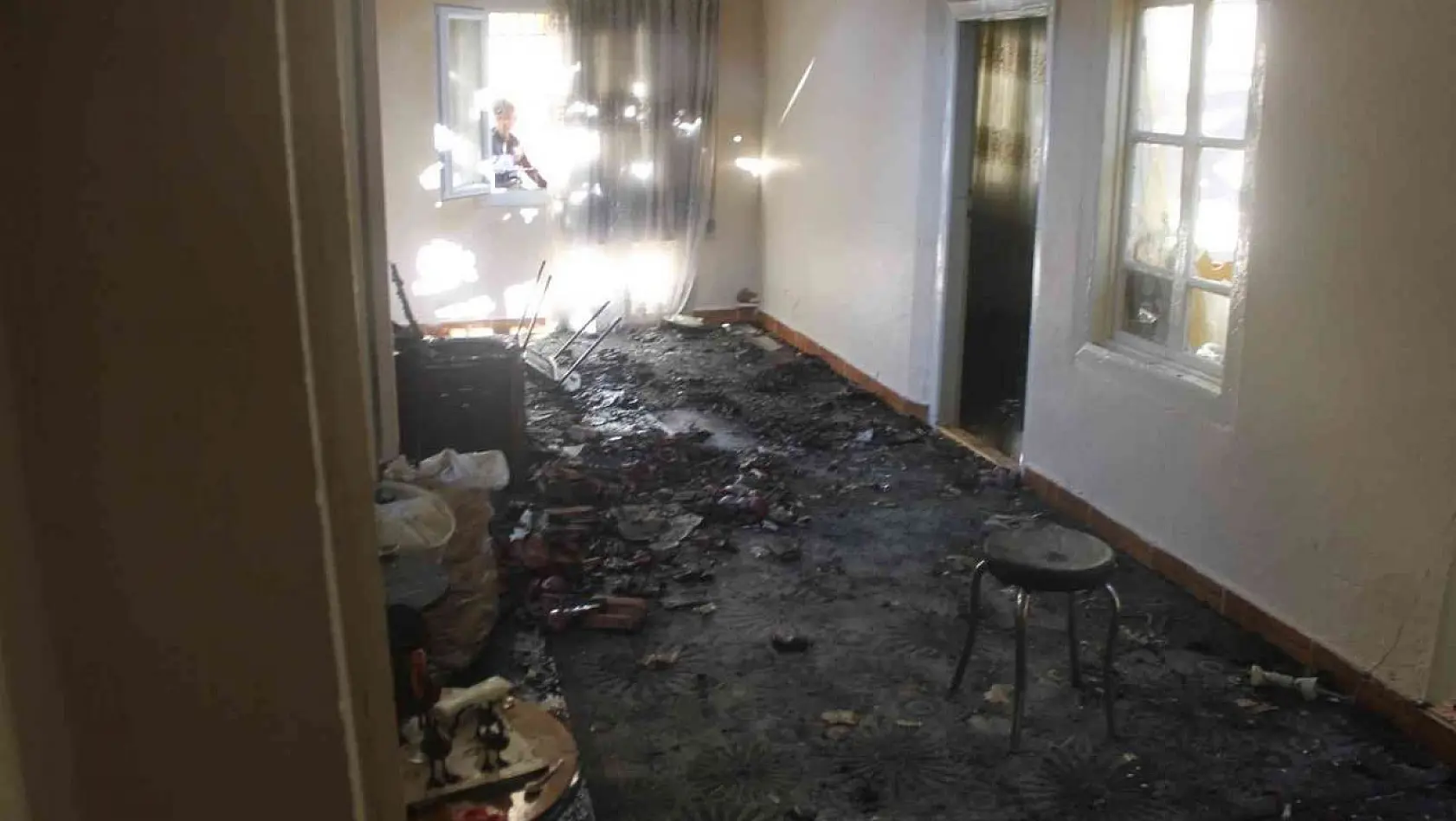 Manisa'da ev yangını: Son anda faciadan kurtuldular