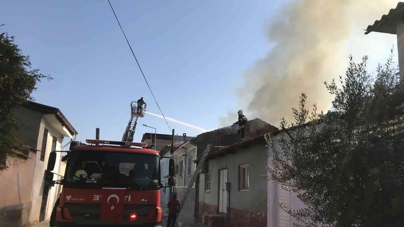 Manisa'da ev yangını