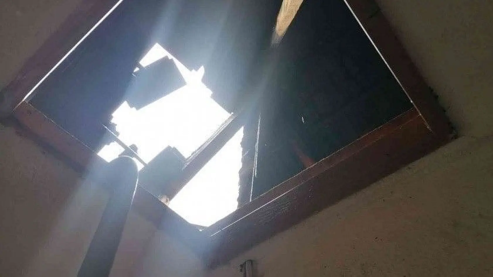 Manisa'da evin çatısına düşen yıldırım, yangına neden oldu