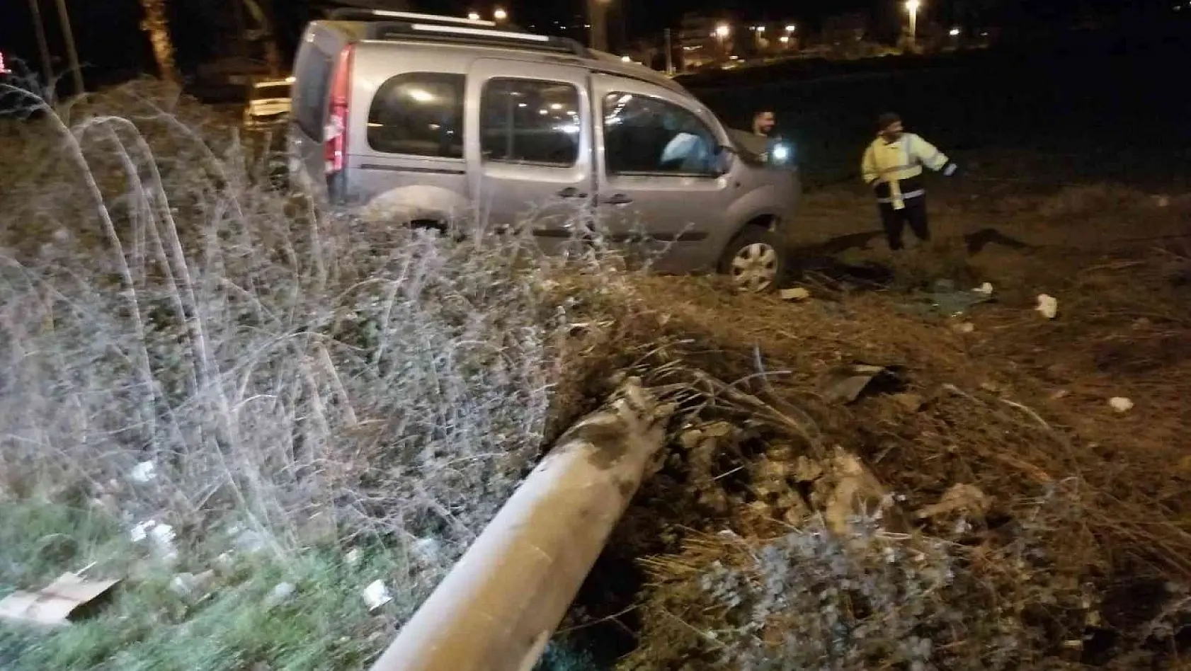 Manisa'da hafif ticari araç direğe çarptı: 1 ölü, 1 yaralı