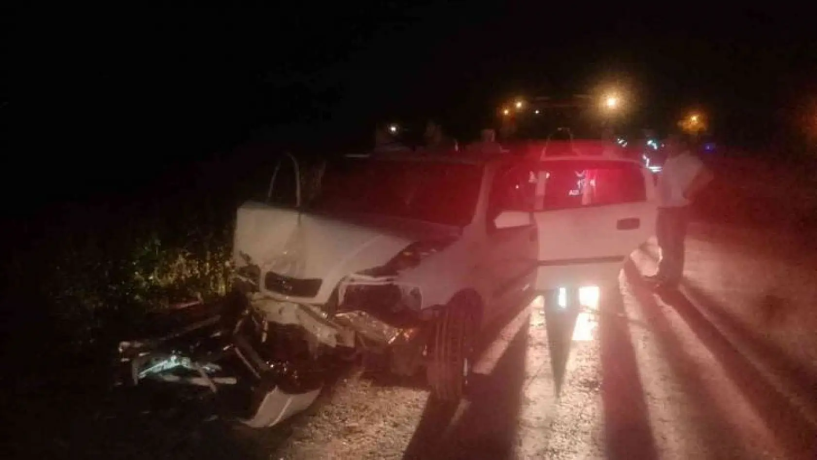Manisa'da iki otomobil çarpıştı: 1'i ağır 6 yaralı