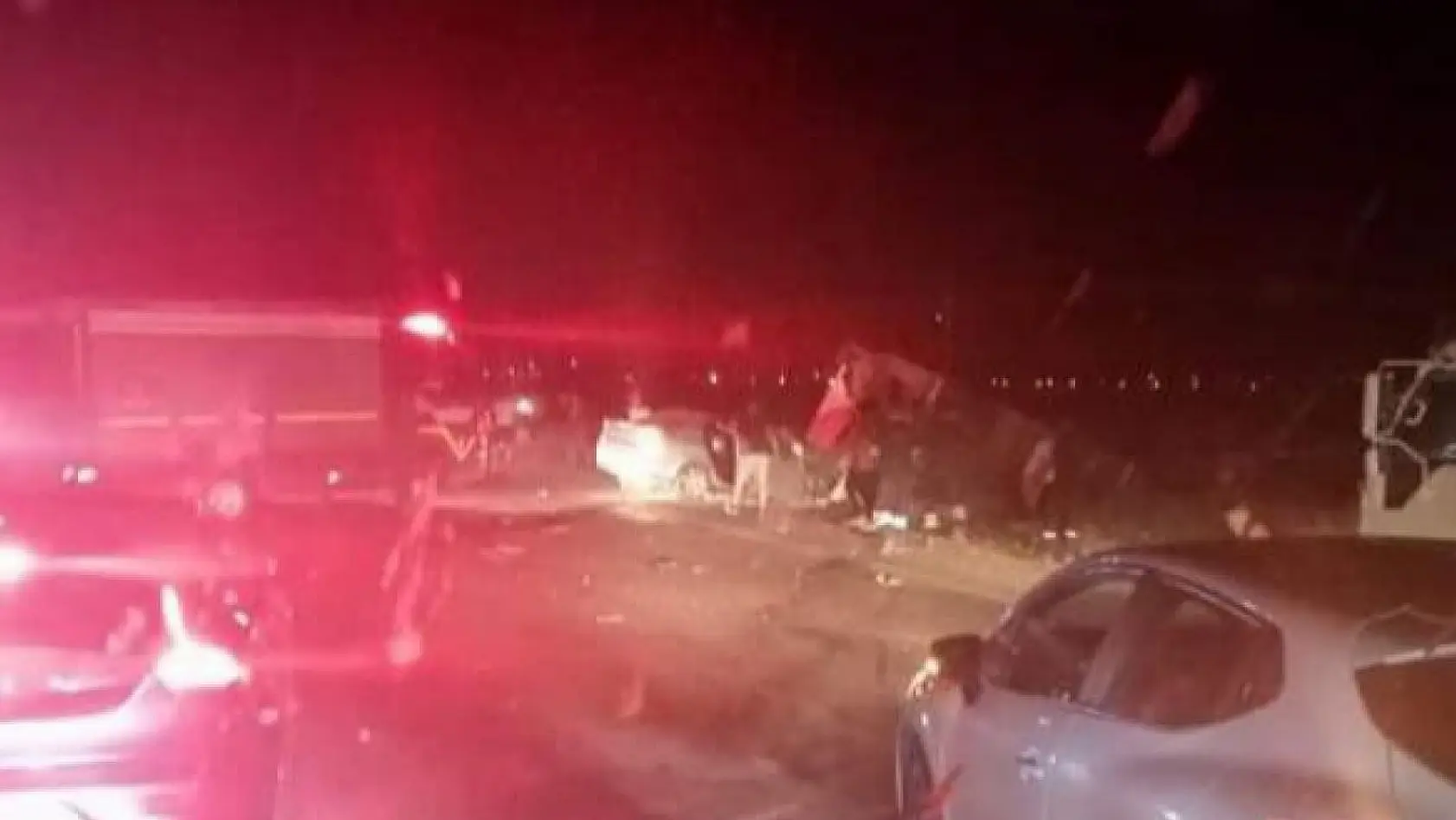 Manisa'da işçi servisi ile otomobil çarpıştı: 17 yaralı