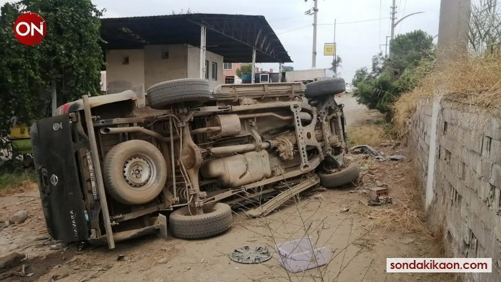Manisa'da kamyonet Galericiler Sitesi'ne uçtu: 3 yaralı
