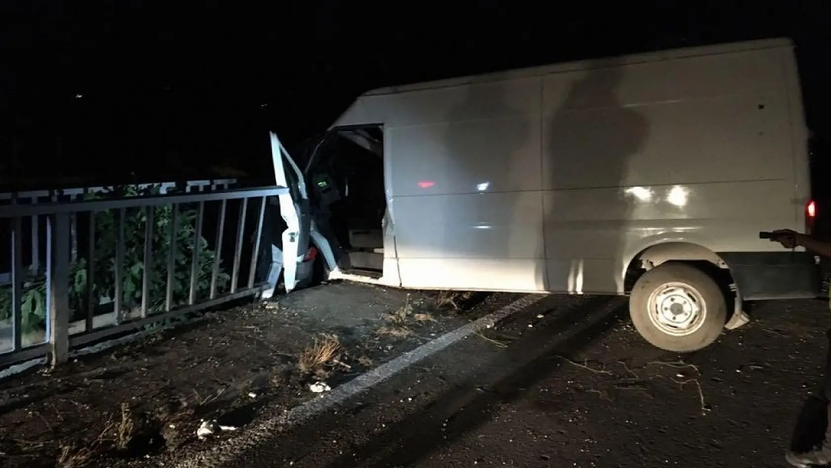 Manisa'da kamyonet köprü korkuluğuna çarptı: 1 ağır yaralı