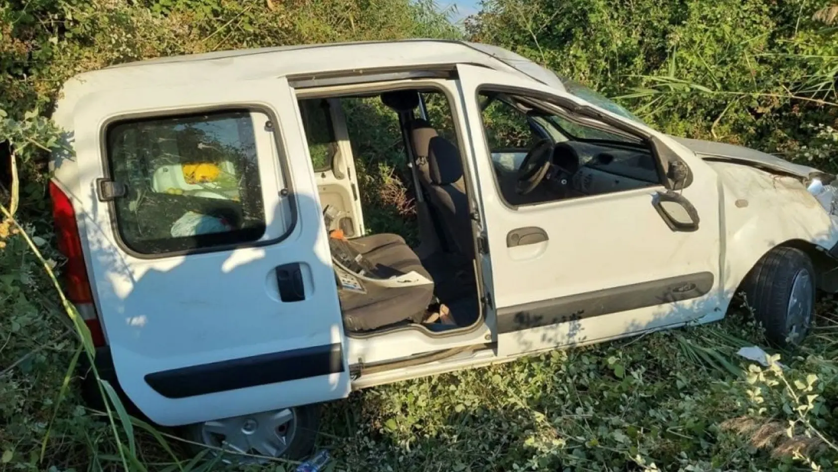 Manisa'da kontrolden çıkan kamyonet şarampole düştü: 5 yaralı