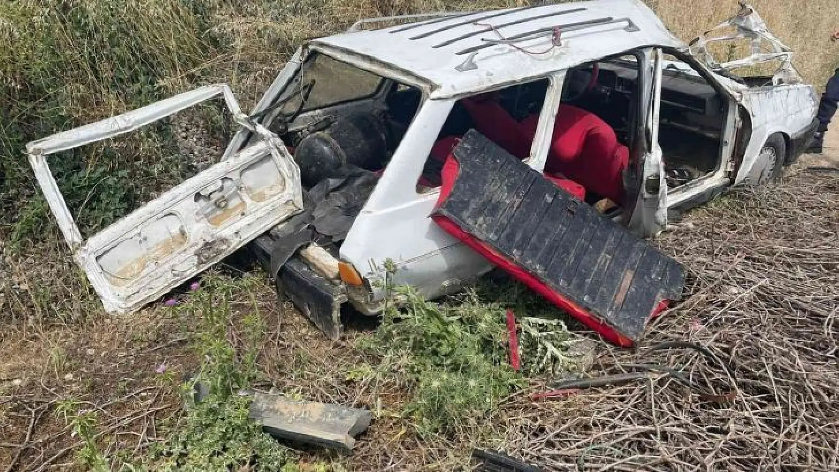 Manisa'da lastiği patlayan otomobil tarlaya devrildi, 2 kişi ölümden döndü