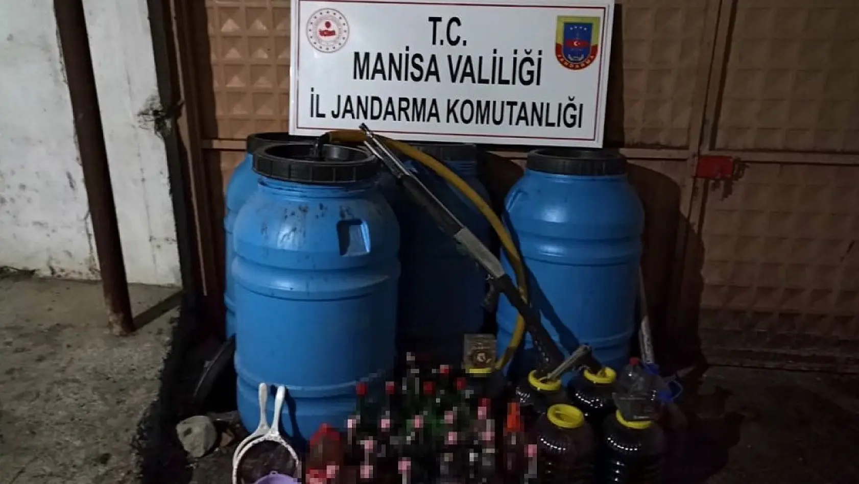 Manisa'da litrelerce kaçak şarap ele geçirildi