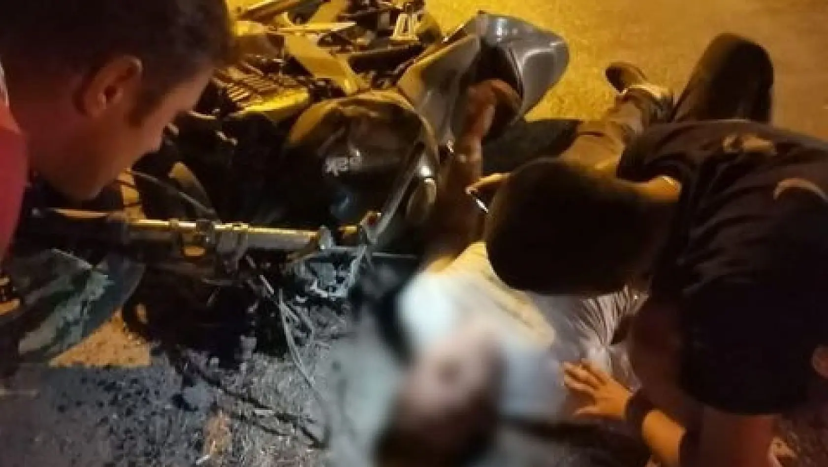 Manisa'da motosikletler çarpıştı: 1 ölü, 2 ağır yaralı
