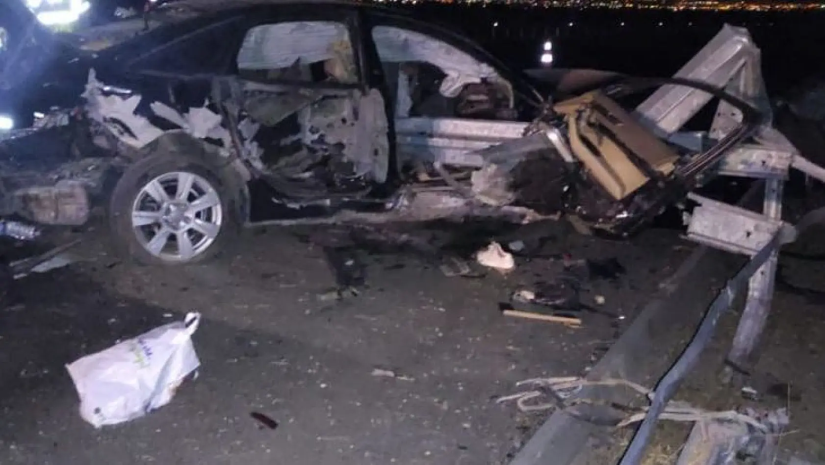 Manisa'da otomobil bariyerlere çarptı: 4 ağır yaralı
