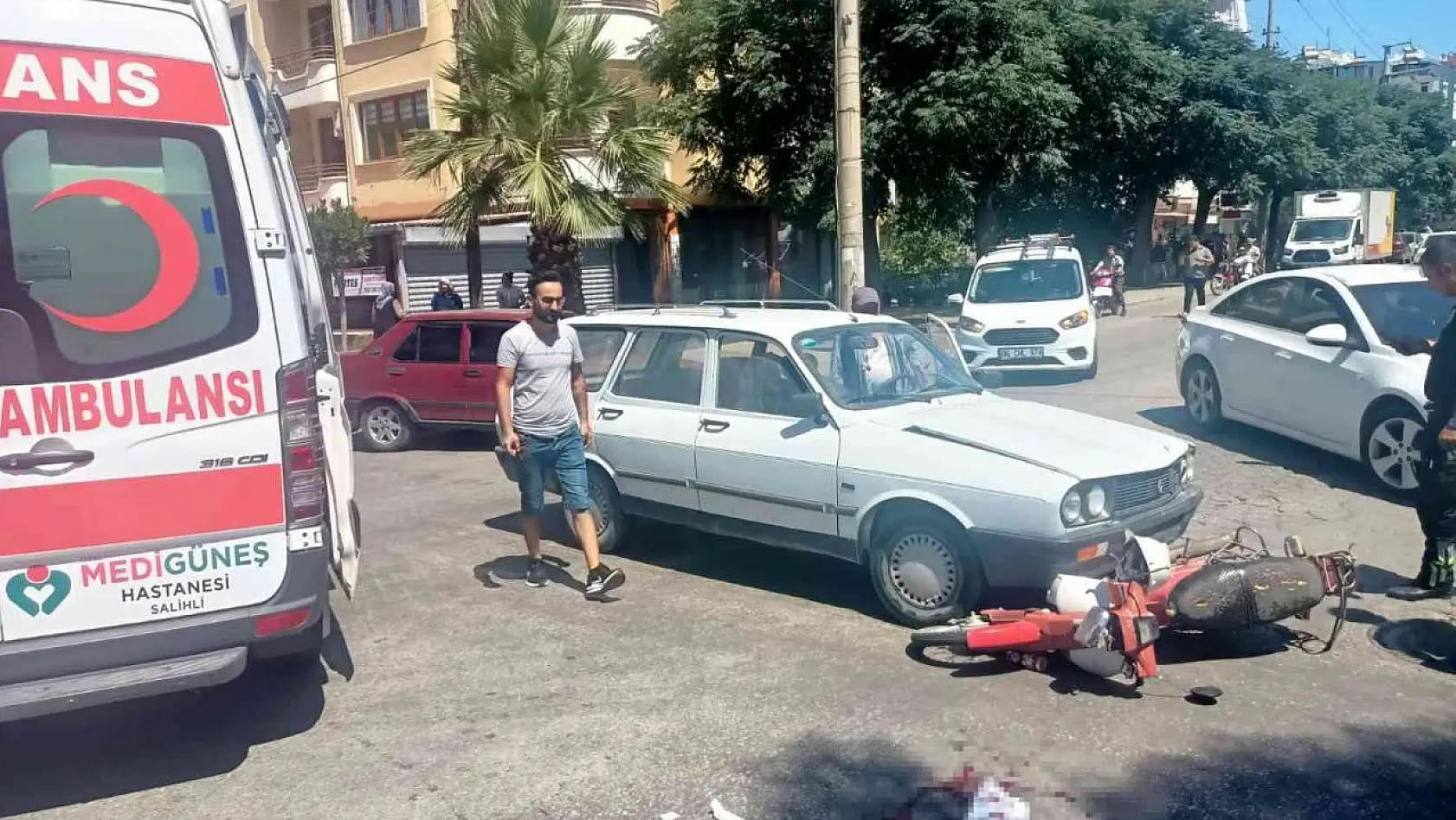 Manisa'da otomobil motosikletle çarpıştı: 3 yaralı