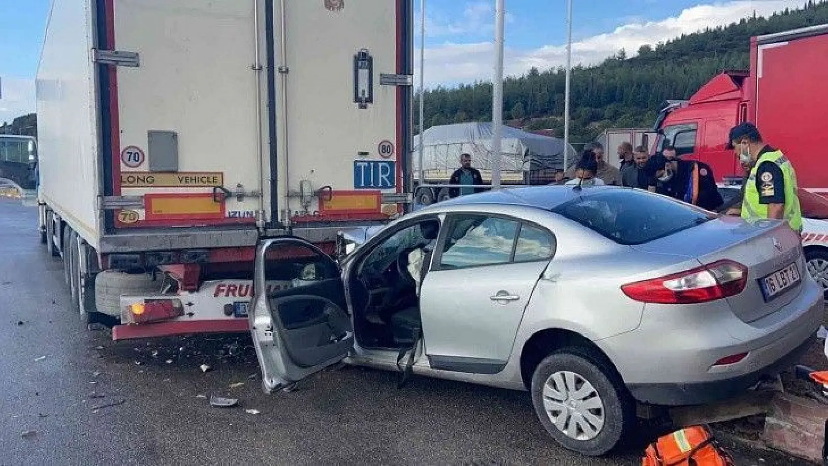 Manisa'da otomobil tıra arkadan çarptı: 1'i ağır, 3 yaralı