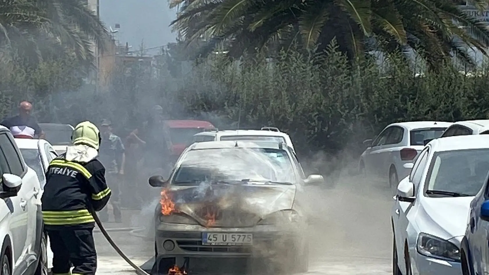 Manisa'da park halindeki otomobil yandı