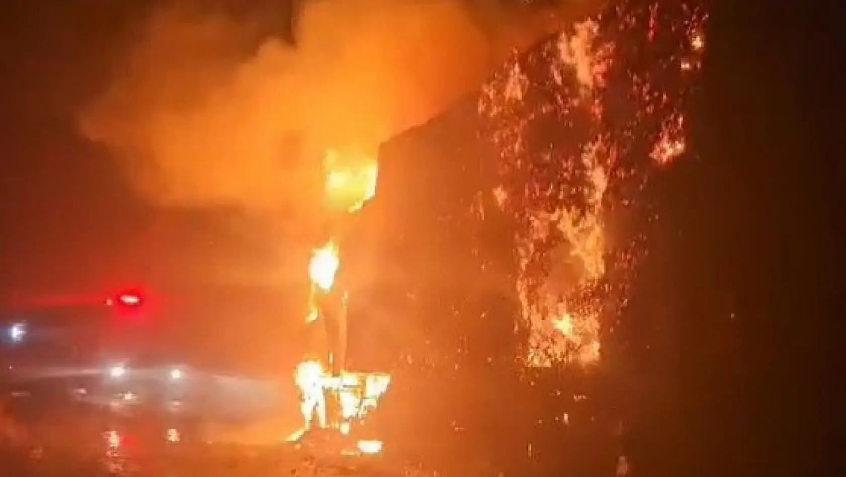 Manisa'da saman yüklü kamyon alev alev yandı