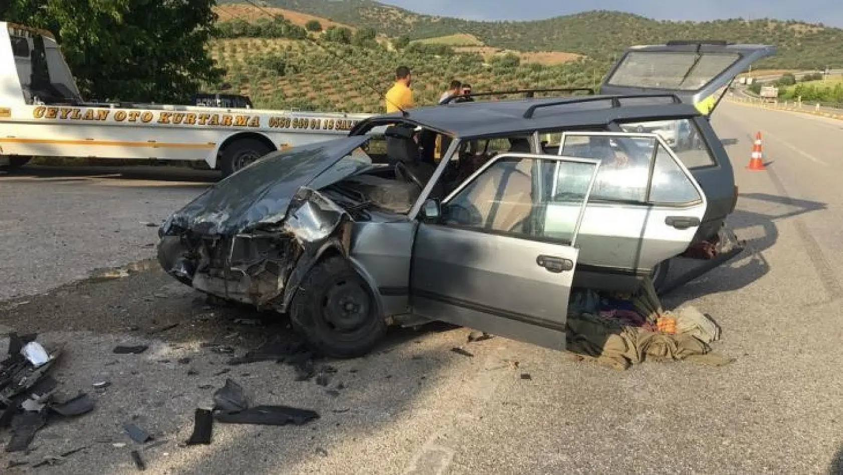 Manisa'da tır ile otomobil çarpıştı: 2 yaralı
