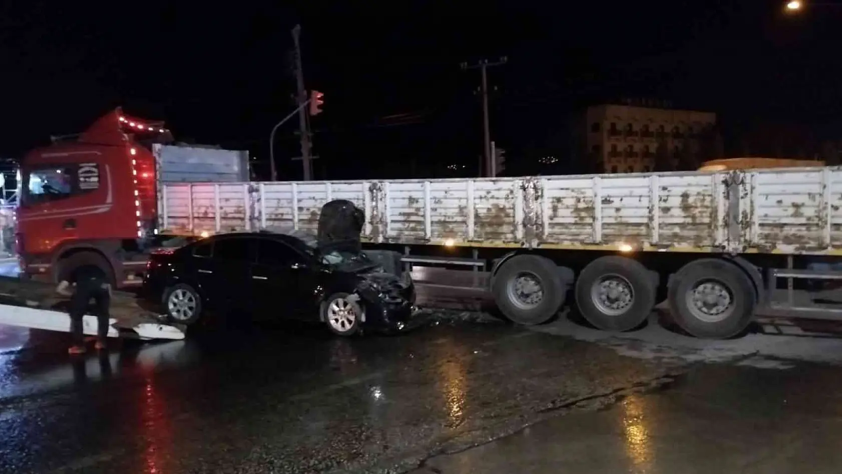 Manisa'da tır ile otomobil çarpıştı: Otomobilde bulunan 6 kişi ölümden döndü