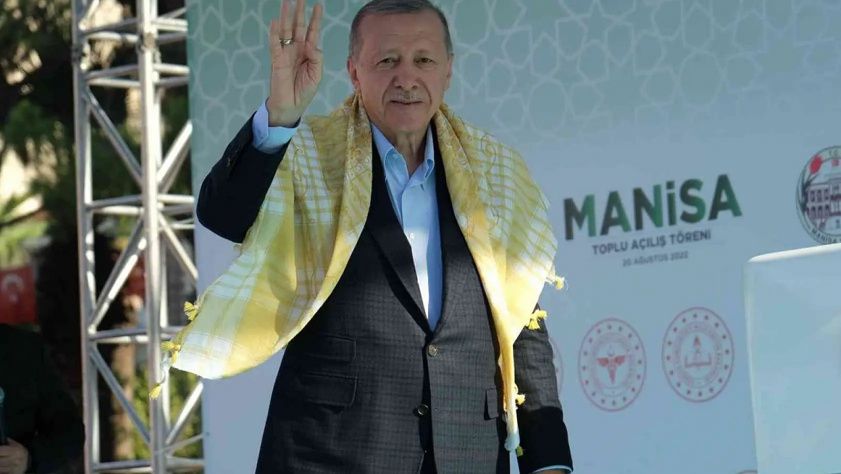Manisa'da topu açılış töreninde konuşan Cumhurbaşkanı Erdoğan, 'Bölgemizin en önemli gelir kaynaklarından olan Sultaniye çekirdeksiz kuru üzümün alım fiyatını 27 lira olarak belirledik.' dedi.