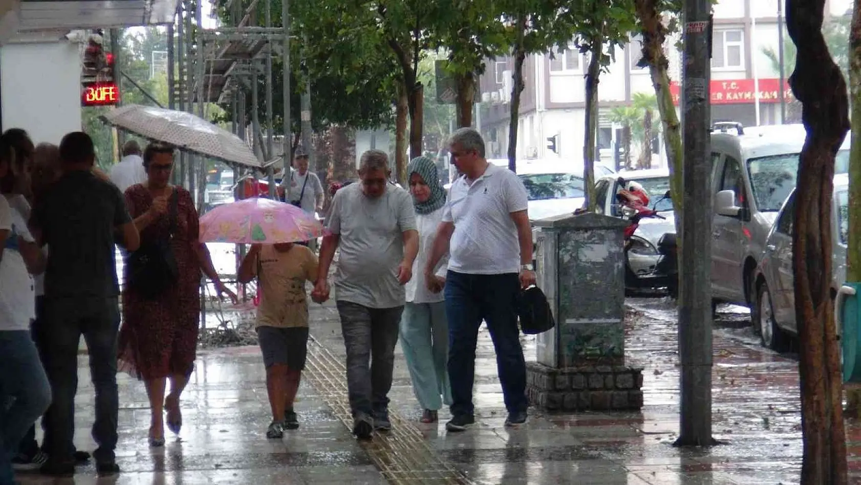 Manisa'da yağmur ve dolu etkili oldu