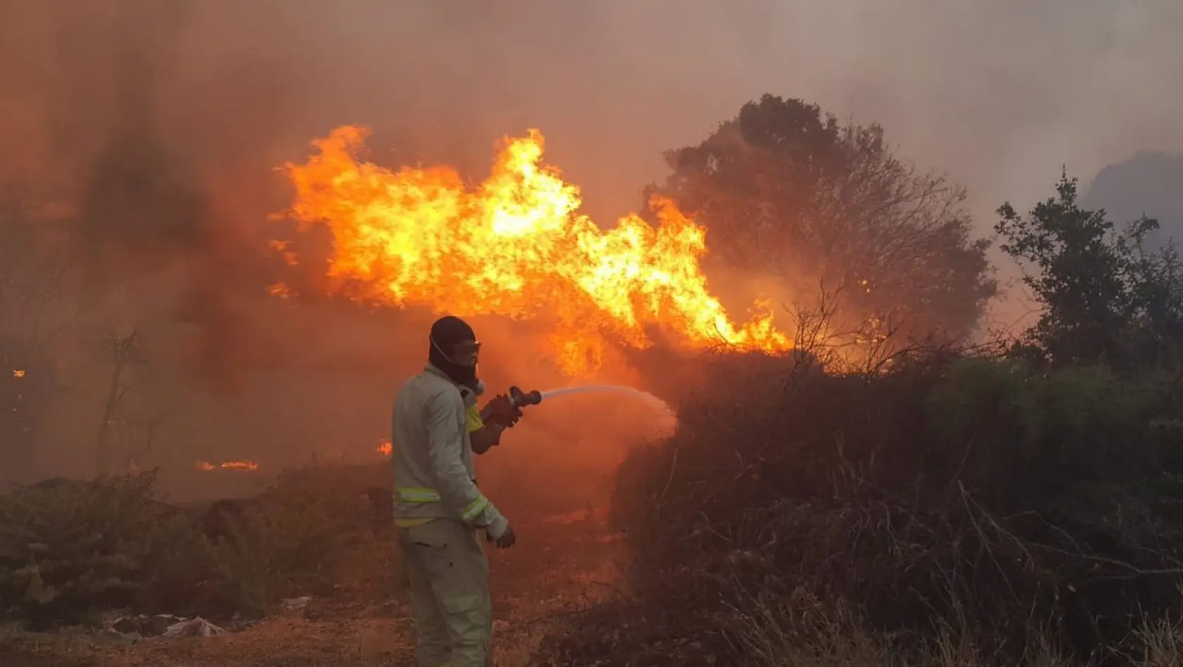 Manisa'daki orman yangını büyüdü, 20 ev boşaltıldı, 40 kişi tahliye edildi
