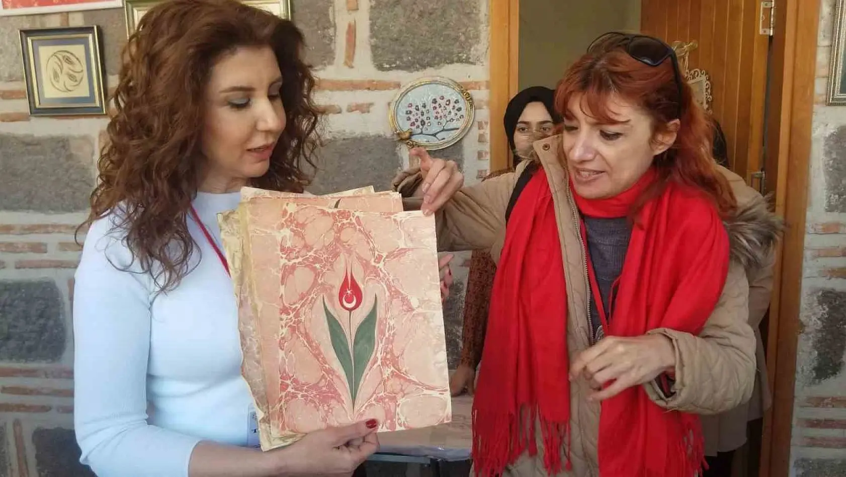 Manisa'ya gelen yabancı öğrenciler, Ebru sanatına hayran kaldı