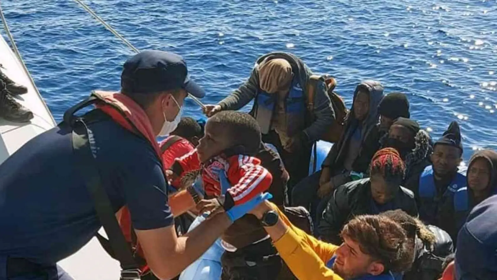 Marmaris'te 34 düzensiz göçmen kurtarıldı